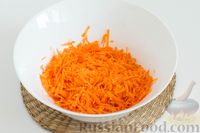Фото приготовления рецепта: Салат из моркови с гранатом и чесноком - шаг №2
