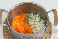 Фото приготовления рецепта: Томатный суп с фасолью и рисом - шаг №3