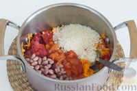 Фото приготовления рецепта: Томатный суп с фасолью и рисом - шаг №5