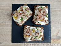Фото приготовления рецепта: Салат из оливок и яиц с ветчиной - шаг №8