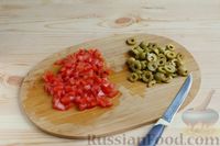 Фото приготовления рецепта: Запечённая скумбрия с помидорами и оливками, под сыром - шаг №4