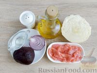 Фото приготовления рецепта: Салат из капусты со свёклой и красной рыбой - шаг №1