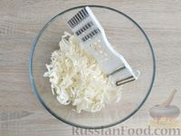 Фото приготовления рецепта: Салат из капусты со свёклой и красной рыбой - шаг №4
