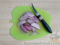 Фото приготовления рецепта: Салат из капусты со свёклой и красной рыбой - шаг №6