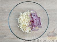 Фото приготовления рецепта: Салат из капусты со свёклой и красной рыбой - шаг №7