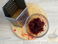 Фото приготовления рецепта: Салат из капусты со свёклой и красной рыбой - шаг №2