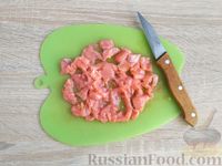 Фото приготовления рецепта: Салат из капусты со свёклой и красной рыбой - шаг №8