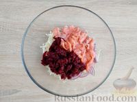 Фото приготовления рецепта: Салат из капусты со свёклой и красной рыбой - шаг №9