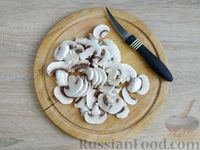 Фото приготовления рецепта: Фасолевый суп с вермишелью, грибами, кабачком и сельдереем - шаг №4