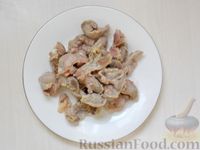 Фото приготовления рецепта: Суп-лапша с куриными желудочками и грибами - шаг №2