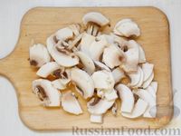 Фото приготовления рецепта: Суп-лапша с куриными желудочками и грибами - шаг №6