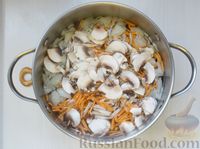 Фото приготовления рецепта: Суп-лапша с куриными желудочками и грибами - шаг №8