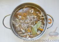 Фото приготовления рецепта: Суп-лапша с куриными желудочками и грибами - шаг №9