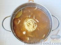Фото приготовления рецепта: Суп-лапша с куриными желудочками и грибами - шаг №10