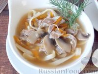 Фото к рецепту: Суп-лапша с куриными желудочками и грибами