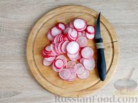 Фото приготовления рецепта: Салат с тунцом, редисом, морковью и огурцом - шаг №3
