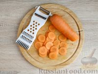 Фото приготовления рецепта: Салат с тунцом, редисом, морковью и огурцом - шаг №4