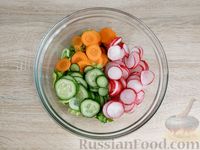 Фото приготовления рецепта: Салат с тунцом, редисом, морковью и огурцом - шаг №6