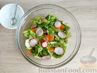 Фото приготовления рецепта: Салат с тунцом, редисом, морковью и огурцом - шаг №8