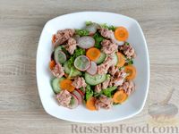 Фото приготовления рецепта: Салат с тунцом, редисом, морковью и огурцом - шаг №9