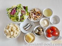 Фото приготовления рецепта: Салат из морепродуктов с помидорами, перепелиными яйцами и сухариками - шаг №1