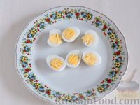 Фото приготовления рецепта: Салат из морепродуктов с помидорами, перепелиными яйцами и сухариками - шаг №2