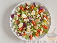 Фото приготовления рецепта: Салат из морепродуктов с помидорами, перепелиными яйцами и сухариками - шаг №6