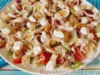 Фото приготовления рецепта: Салат из морепродуктов с помидорами, перепелиными яйцами и сухариками - шаг №11