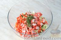 Фото приготовления рецепта: Крабовый салат с пекинской капустой, огурцом и перцем - шаг №7