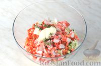 Фото приготовления рецепта: Крабовый салат с пекинской капустой, огурцом и перцем - шаг №8