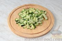 Фото приготовления рецепта: Салат с кукурузой, огурцом и зелёным луком - шаг №3