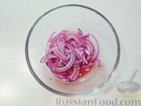 Фото приготовления рецепта: Салат из краснокочанной капусты и тыквы с виноградом и яблоком - шаг №3