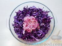 Фото приготовления рецепта: Салат из краснокочанной капусты и тыквы с виноградом и яблоком - шаг №5