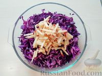 Фото приготовления рецепта: Салат из краснокочанной капусты и тыквы с виноградом и яблоком - шаг №6