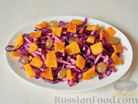 Фото приготовления рецепта: Салат из краснокочанной капусты и тыквы с виноградом и яблоком - шаг №8