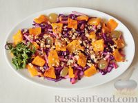Фото приготовления рецепта: Салат из краснокочанной капусты и тыквы с виноградом и яблоком - шаг №9