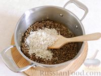 Фото приготовления рецепта: Фасолевый суп с фаршем и рисом - шаг №4