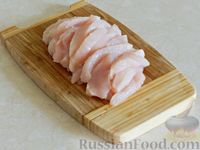 Фото приготовления рецепта: Тушеное куриное филе в сметанно-томатном соусе - шаг №2