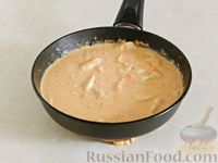 Фото приготовления рецепта: Тушеное куриное филе в сметанно-томатном соусе - шаг №7
