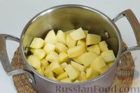 Фото приготовления рецепта: Салат с крабовыми палочками, сыром и яичными блинчиками - шаг №2
