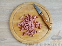 Фото приготовления рецепта: Омлет с колбасой и петрушкой (в микроволновке) - шаг №5