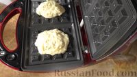 Фото приготовления рецепта: Картофельные вафли с сыром - шаг №6