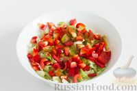 Фото приготовления рецепта: Овощной салат с кукурузой и фасолью - шаг №3