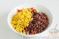 Фото приготовления рецепта: Овощной салат с кукурузой и фасолью - шаг №4