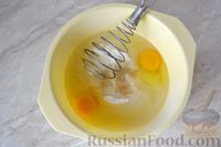 Фото приготовления рецепта: Тонкие блины с припёком из варёных яиц и зелёного лука - шаг №4