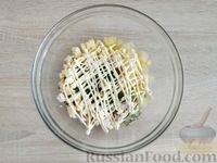 Фото приготовления рецепта: Салат с копчёной курицей, ананасами и сыром - шаг №7