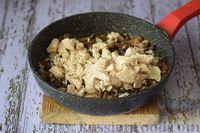 Фото приготовления рецепта: Подлива из курицы и грибов со сметаной - шаг №7
