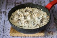 Фото приготовления рецепта: Подлива из курицы и грибов со сметаной - шаг №8