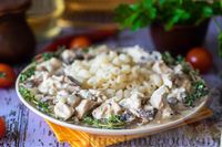 Фото приготовления рецепта: Подлива из курицы и грибов со сметаной - шаг №10