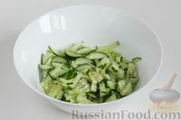 Фото приготовления рецепта: Салат из сельдерея и огурцов, с орехами и зеленым луком - шаг №3